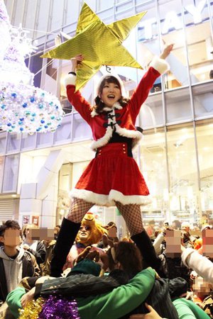 Christmas Eve in Tokyo celebrated by mass Santa cosplay in Shibuya | Japan Trends
