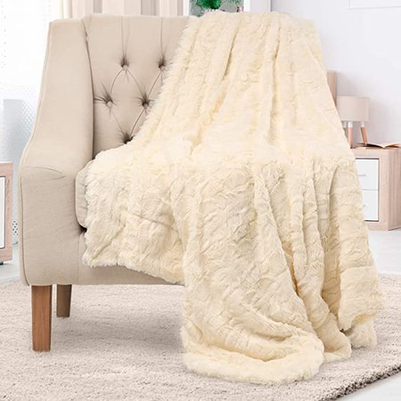 Amazon.com: Everlasting Comfort Luxury Faux Fur Throw Blanket - Ultra Soft and Fluffy - Plush Throw Blankets for Couch Bed and Living Room - Fall Winter and Spring - 50x65 (Full Size) Gray: Home & Kitchen