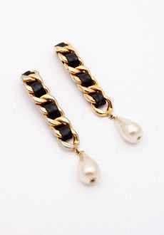 chanel vintage chain and pearl earrings drop