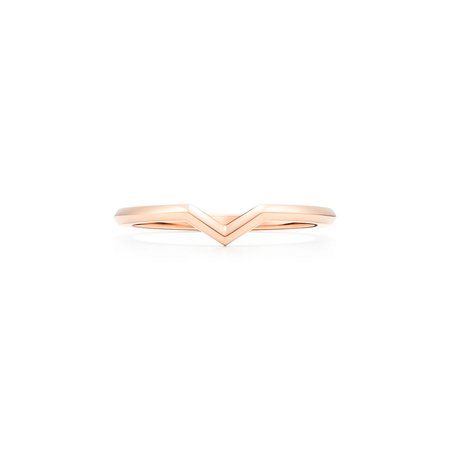 The Tiffany® Setting V band ring in 18k rose gold, 1.7 mm wide. | Tiffany & Co.