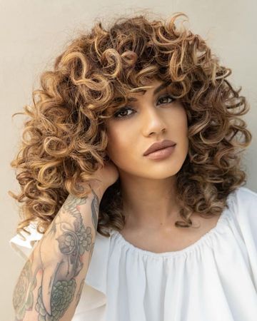 woman with curly hair – Recherche Google