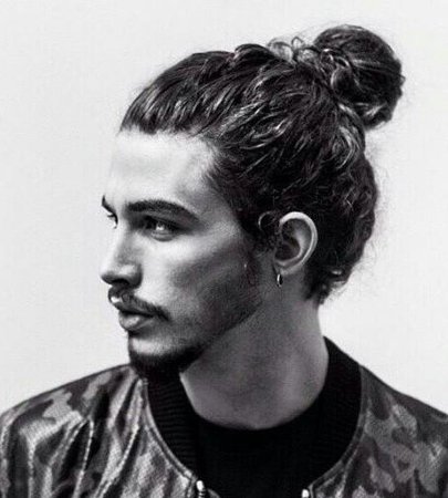 A-photograph-of-a-male-model-with-the-perfect-man-bun-hairstyle-for-his-long-wavy-hair.jpg (454×505)