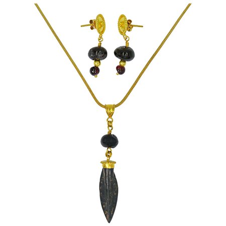Ancient Roman Arrow and Garnet Bead 22k Pendant Necklace and Stud Earrings Set For Sale at 1stDibs