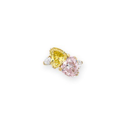 A CHARMING COLOURED DIAMOND AND DIAMOND RING | Christie's