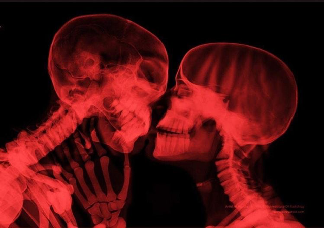 red kissing X-ray skeleton