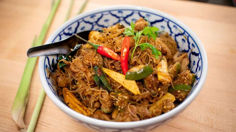 "Leftover Curry" Glass Noodle Stir Fry แกงโฮะ (Gaeng Ho)