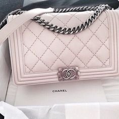 Chanel boy bag light pink