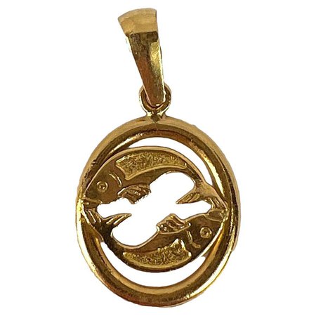 French Pisces Zodiac 18K Yellow Gold Charm Pendant For Sale at 1stDibs