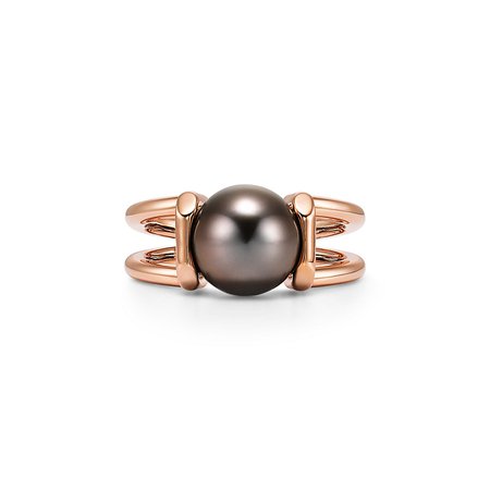 Tiffany HardWear Tahitian black pearl ring in 18k rose gold. | Tiffany & Co.