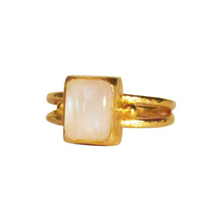 GURHAN 22-24 Karat Hammered Yellow Gold Cabochon Rainbow Moonstone Cocktail Ring For Sale at 1stDibs