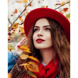 model fall red hat