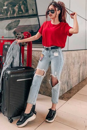 airplane-outfits-ideas-blue-jeans-red-t-shirt-sunglasses.jpg (667×1000)