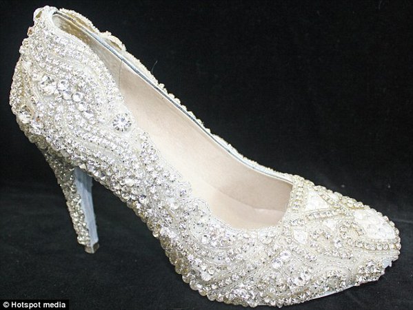 Diamond-encrusted heels worth £276,000 step in to the record books as the world's most expensive shoes | Daily Mail Online