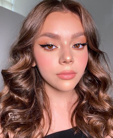 Claudia Neacsu sur Instagram : Fresh face using @poutcase Misty Rose + Charming Pink lipstick on lips & cheeks, Gentle Ivory & Irresistible Tan foundations to conceal &…