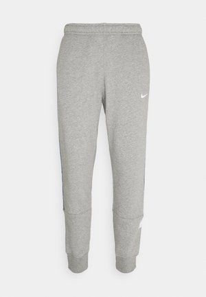 Nike Sportswear CLUB - Jogginghose - dark grey heather/matte silver/white/silber - Zalando.de