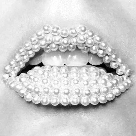 Pearl lips grey