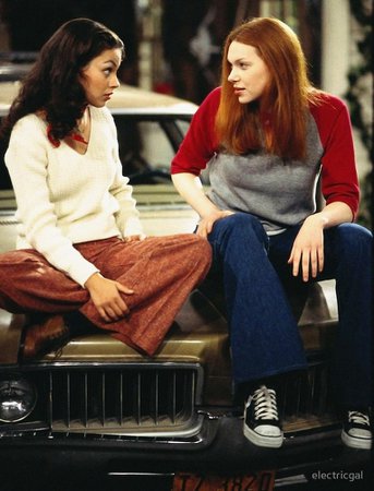 "donna and jackie - that 70s show" by electricgal | Redbubble