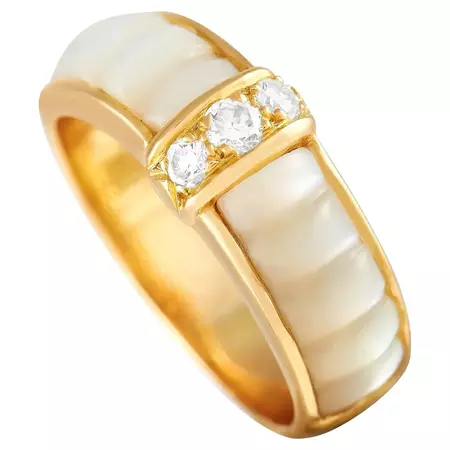 Van Cleef and Arpels 18K Yellow Gold 0.15 Ct Diamond and Mother of Pearl Ring For Sale at 1stDibs