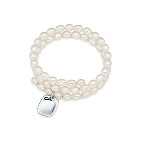 Elsa Peretti® freshwater pearl bracelet with sterling silver tag charm, medium. | Tiffany & Co.