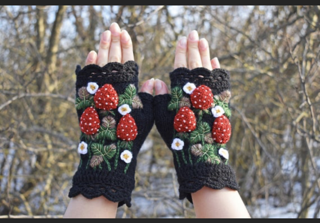 FleecyCloud Strawberry Gloves