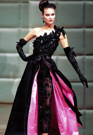 Valentino - Haute Couture - Runway Collection - Women Fall / Winter 1995 - Búsqueda de Google