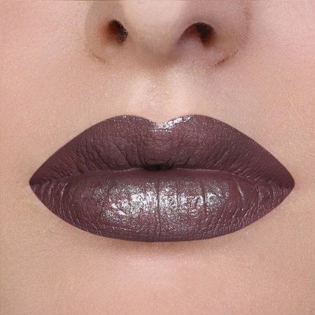 🆆🅸🅴🆂 sur Instagram : Edgy lips! I swatched @nyxcosmetics Moonwalk Suède Matte Lipstick + Shimmer Down in ‘Goth love’ 👻