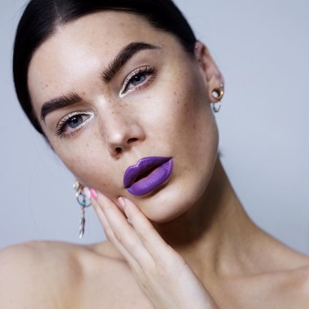 Linda Hallberg sur Instagram : I recreated a look that @asa_makeupartist did for the latest @kicks.se magazine :) freckles, purple lips & silver inner corner eyeliner.…
