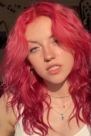 girl with hot pink hair⚡️