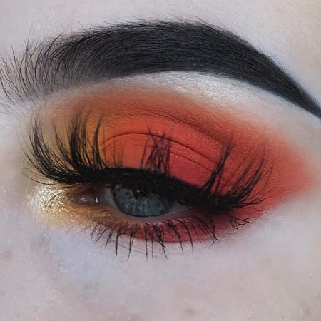tab 🦊🌼 on Instagram: “simple sunset look i did a couple weeks ago using @makeuprevolution X @sophdoesnails extra spice palette ✨🌞”