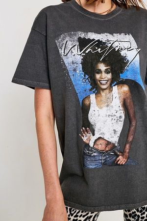Urban Renewal Remnants – T-Shirt „Whitney Houston“ | Urban Outfitters DE