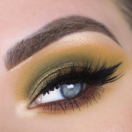 Angela Bright sur Instagram : I’ve been craving green eyeshadow for fall 🍂 Tutorial is on my channel! @natashadenona metropolis palette @hauslabs liquid eyeliner in…