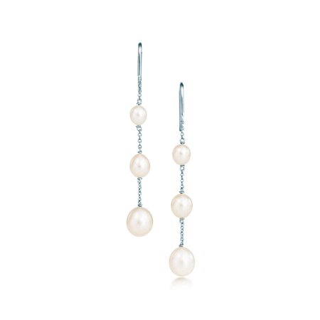 Elsa Peretti® Pearls by the Yard™ chain earrings in sterling silver. | Tiffany & Co.