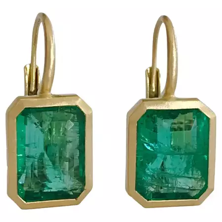 Dalben 6.94 Carat Emerald Yellow Gold Earrings For Sale at 1stDibs