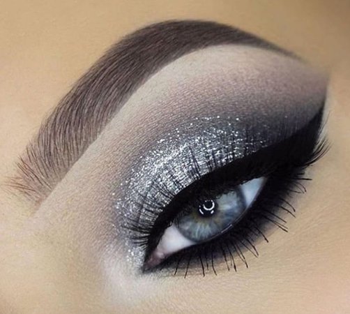 silver eye with black liner