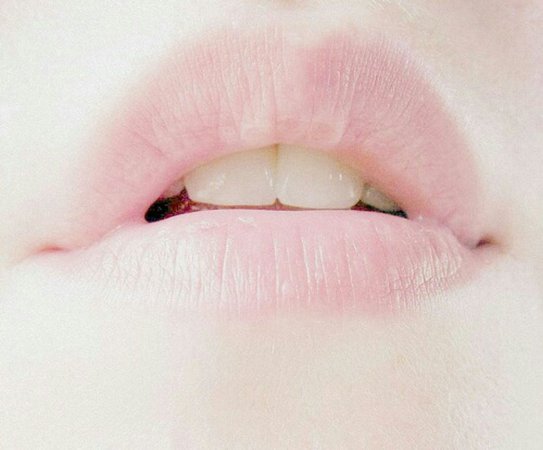 pale pink lips
