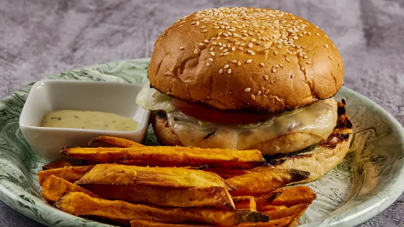Burger γαλοπούλας με γλυκοπατάτες "τηγανιτές" - Fitness Meals