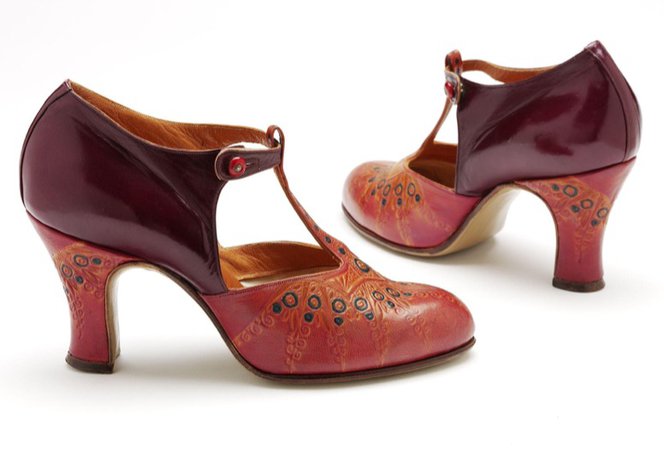1920s red pumps