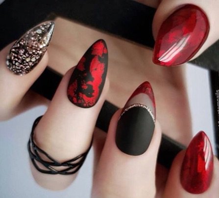 Red/black nails