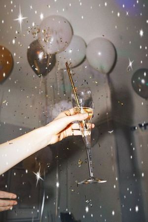 10 Decorations And Items To Make Your New Year's Eve Aesthetic AF - Society19 | Birthday photography, Party photography, New years party