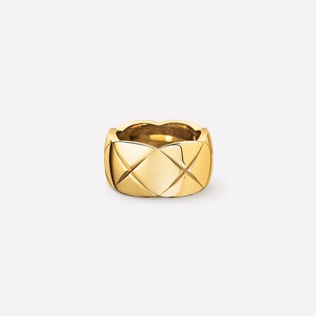 Coco Crush ring - Quilted motif ring, medium version, in 18K yellow gold - J10574 - CHANEL
