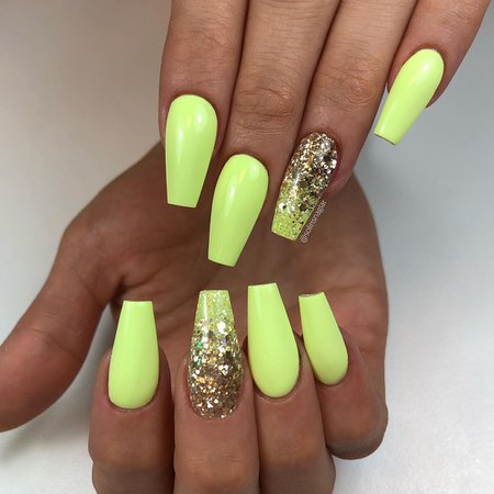 Solin Sadek on Instagram: “’Lemon Lime’ with selfmixed glitter👌🏼✨ #lillynails. Nails on beautiful Sandra From @m_klinik ❤️”