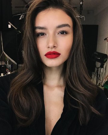 Red lip makeup