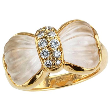 Boucheron Carved Rock Crystal Yellow Gold Diamond Bow Ring For Sale at 1stDibs