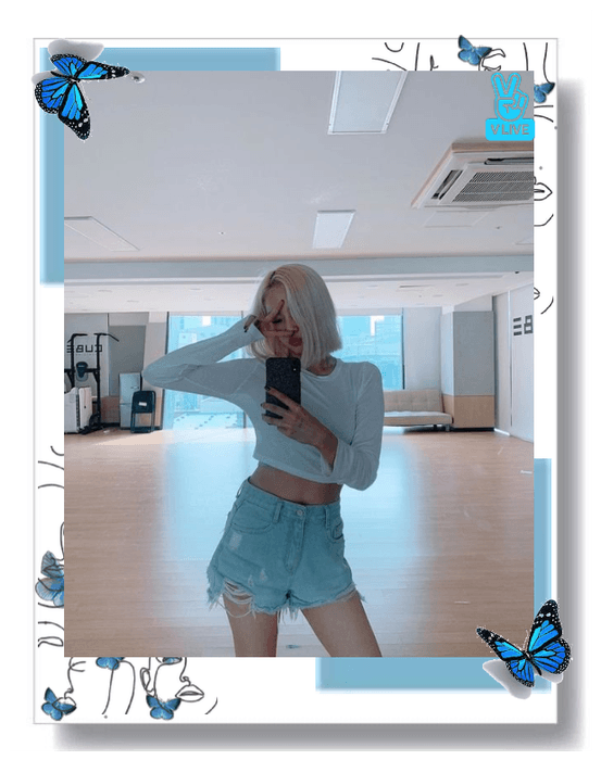 in this vlive yiyeon is in the practice room she
